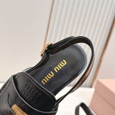 顶级版本 情侣款 MiuMiu/缪缪2026夏季新款·钱币乐福鞋凉鞋 复古老钱风 饰有硬币与压花Miu 顶级版本 情侣款 MiuMiu/缪缪2026夏季新款·钱币乐福鞋凉鞋 复古老钱风 饰有硬币与压花Miu