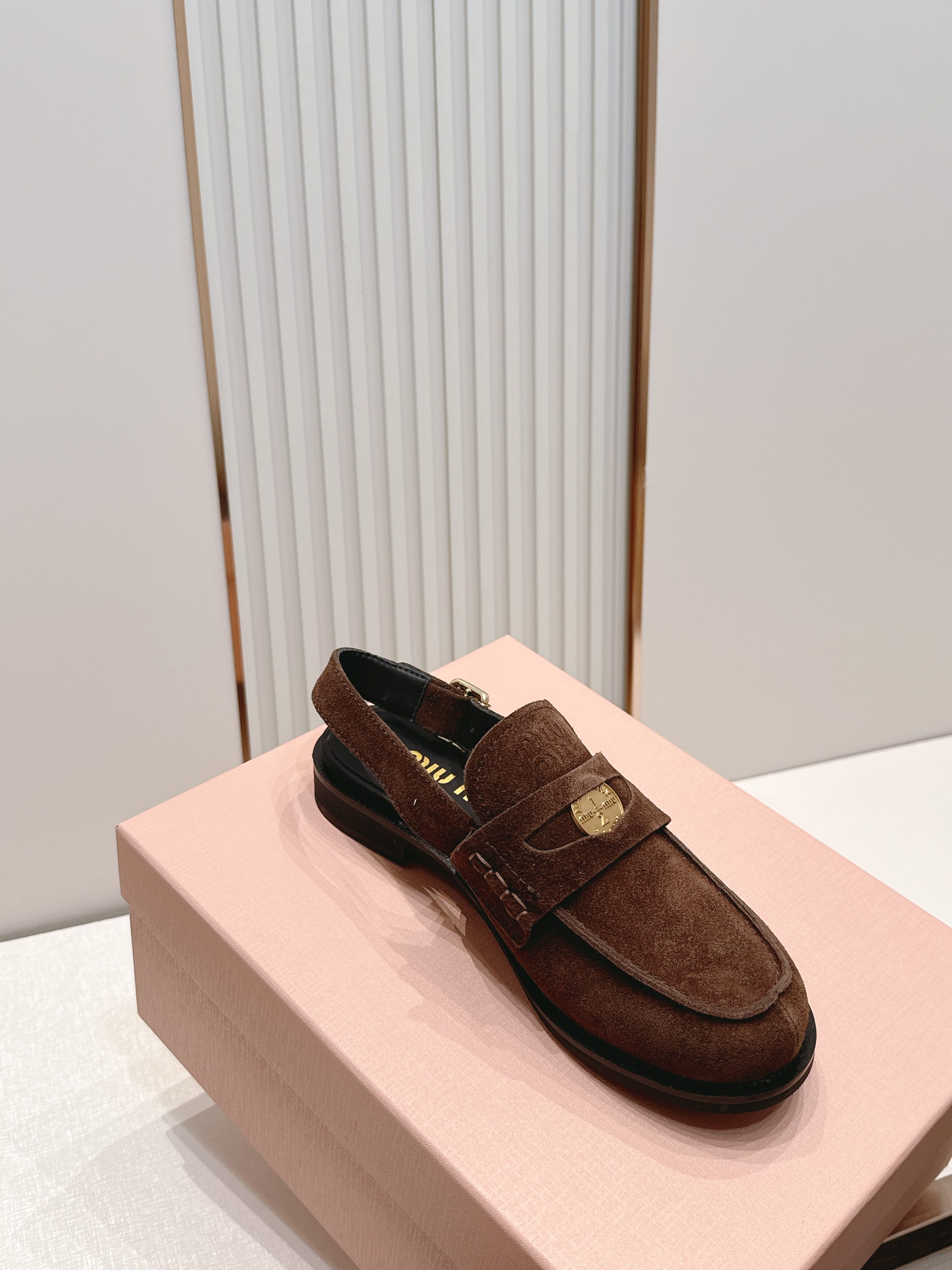 顶级版本 情侣款  MiuMiu/缪缪2026夏季新款·高跟钱币乐福鞋凉鞋 复古老钱风 饰有硬币与压花M