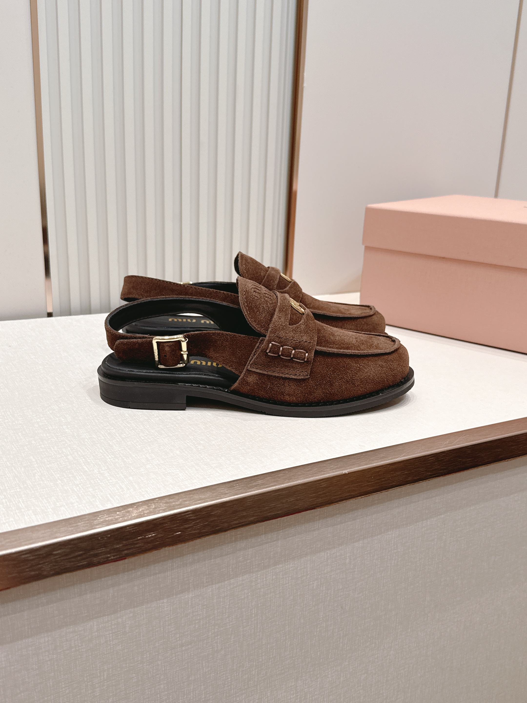 顶级版本 情侣款  MiuMiu/缪缪2026夏季新款·高跟钱币乐福鞋凉鞋 复古老钱风 饰有硬币与压花M