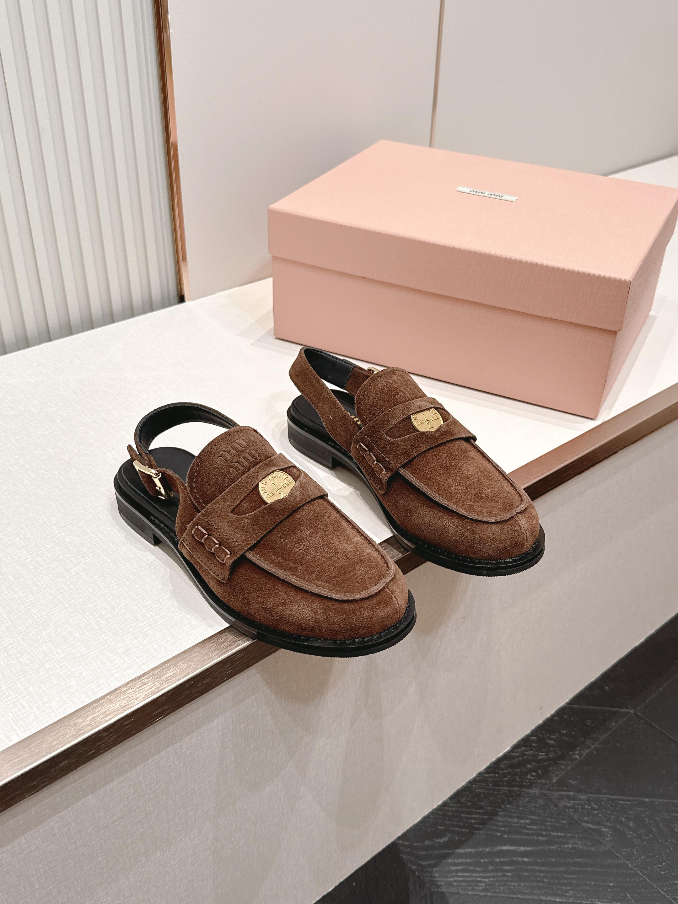 NO:873775,Top version MiuMiu/Miu Miu 2026 new summer style high-heeled coin loafer sandals, retro old money style, decorated with coins and embossed Miu logo, showing a unique classic style. The toe cap is decorated with leather straps and logo-engraved metal coins~ The upper foot is very comfortable and super stable. The combination can be salty or sweet (ZP developed hardware, customized colors) Customized retro cowhide leather upper, imported sheepskin lining, ZP molded rubber outsole  Size 36*45 (customized for women 40.45) (full package), loafers and sandals, miumiu, loafers, sandals, cowhide, sheepskin19860909顶级版本 情侣款 MiuMiu/缪缪2026夏季新款·高跟钱币乐福鞋凉鞋 复古老钱风 饰有硬币与压花Miu徽标,彰显别具一格的经典格调.鞋头盖点缀皮革饰带与徽标雕花金属硬币～ 上脚非常舒服超级稳·搭配还是可咸可甜（ZP开发五金、订制颜色） 鞋面定制复古牛皮面 内里进口羊皮 鞋底ZP开模橡胶大底 码数36*45（女40.45定制）（全套包装）,乐福鞋凉鞋,miumiu,loafers,sandals,cowhide,sheepskin,Women's Shoes
