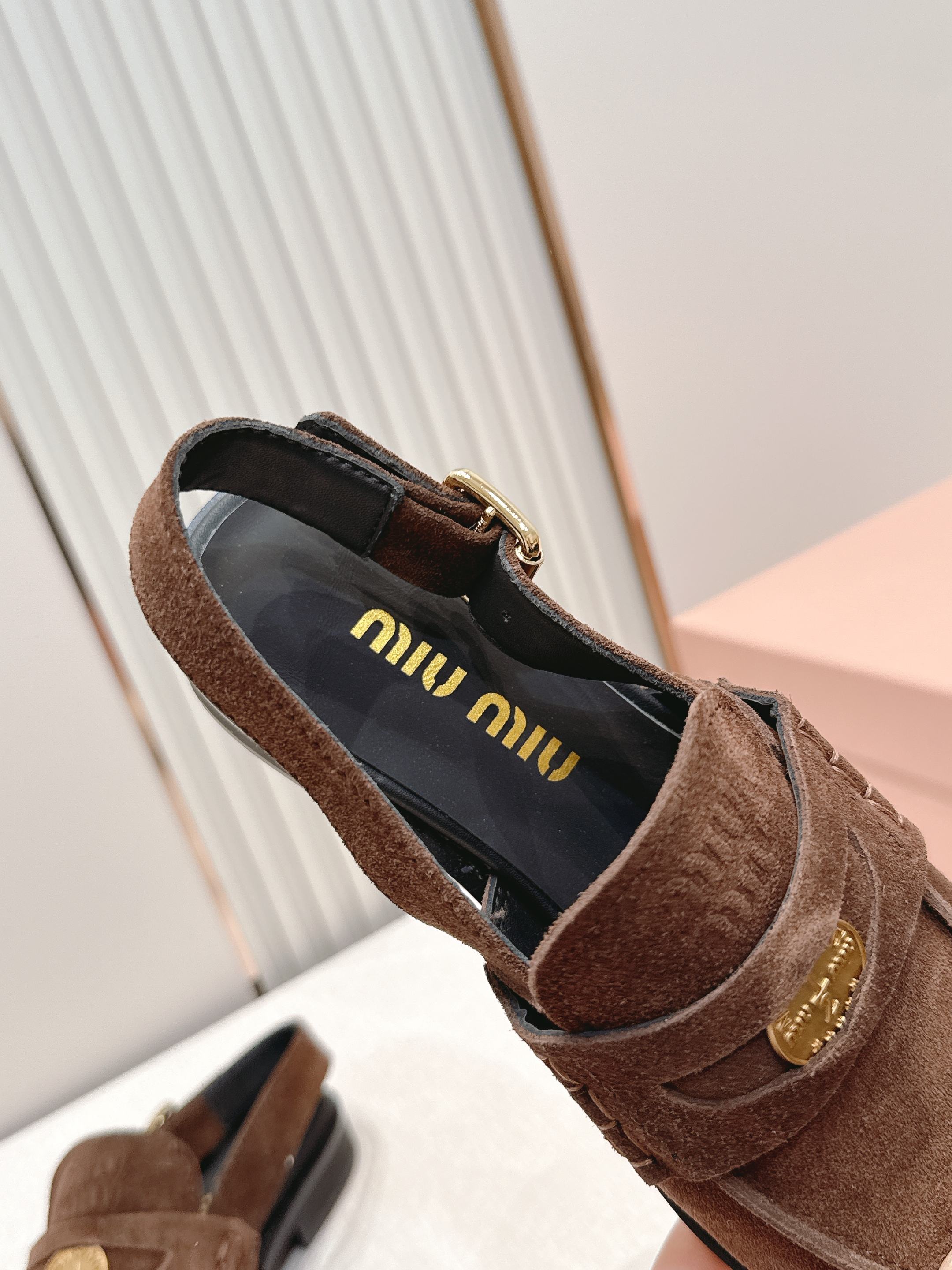 顶级版本 情侣款  MiuMiu/缪缪2026夏季新款·高跟钱币乐福鞋凉鞋 复古老钱风 饰有硬币与压花M