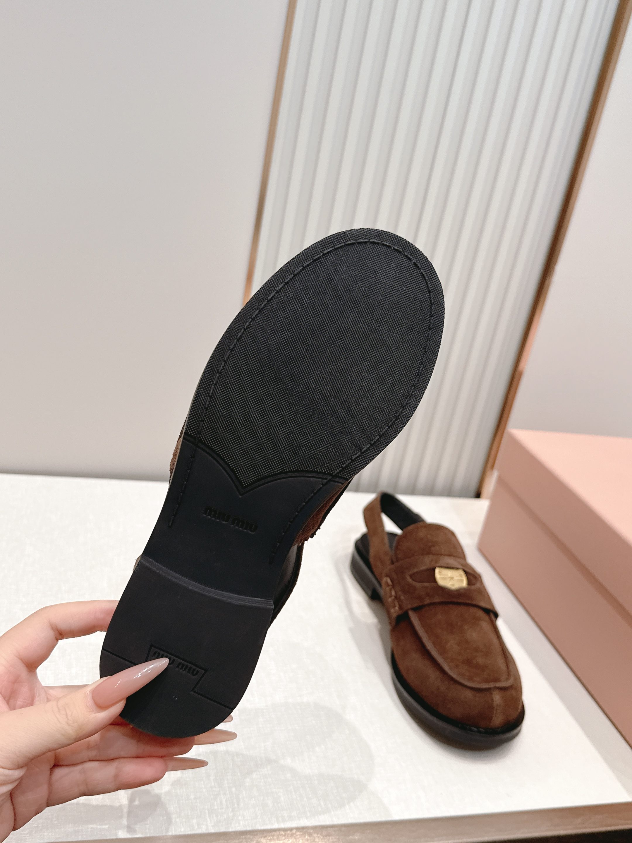 顶级版本 情侣款  MiuMiu/缪缪2026夏季新款·高跟钱币乐福鞋凉鞋 复古老钱风 饰有硬币与压花M