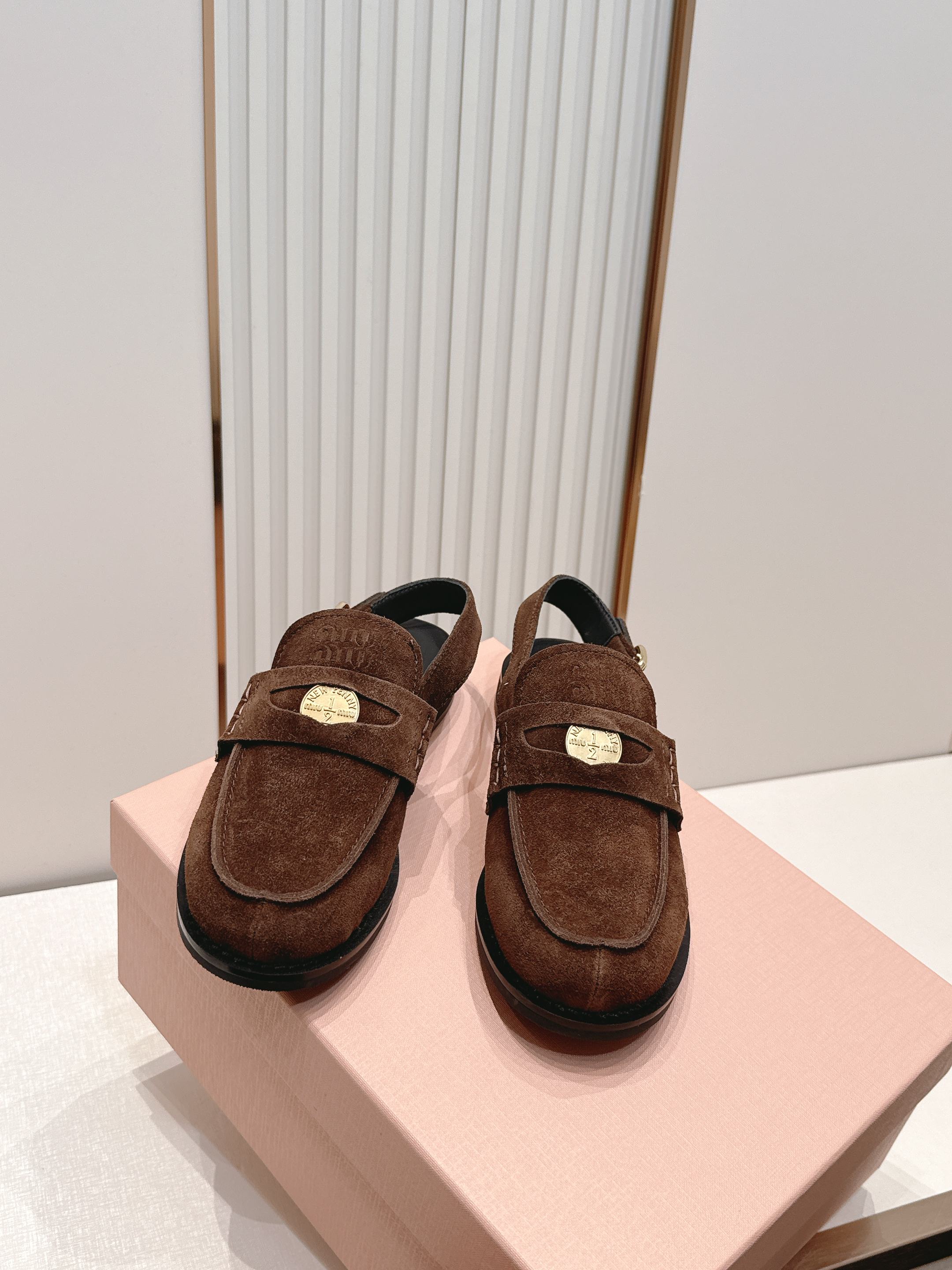 顶级版本 情侣款  MiuMiu/缪缪2026夏季新款·高跟钱币乐福鞋凉鞋 复古老钱风 饰有硬币与压花M