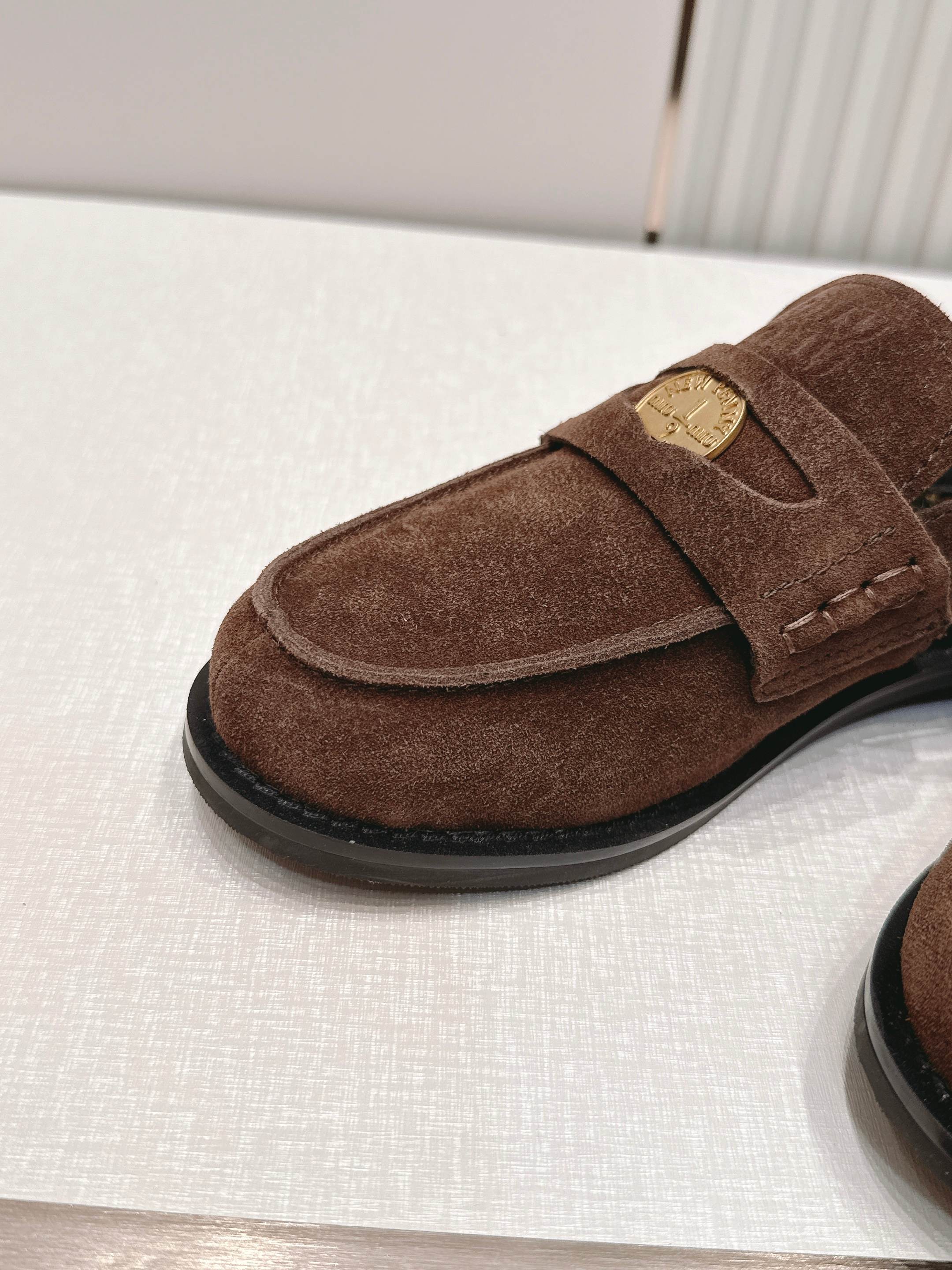 顶级版本 情侣款  MiuMiu/缪缪2026夏季新款·高跟钱币乐福鞋凉鞋 复古老钱风 饰有硬币与压花M