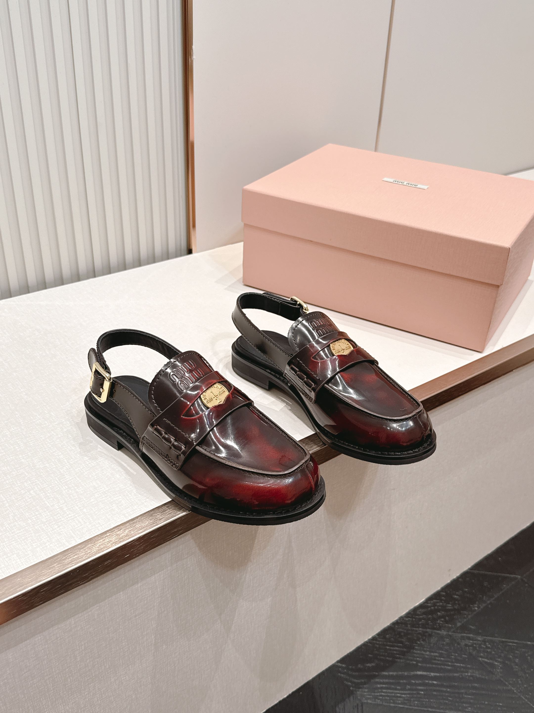 顶级版本 情侣款  MiuMiu/缪缪2026夏季新款·钱币乐福鞋凉鞋 复古老钱风 饰有硬币与压花Miu