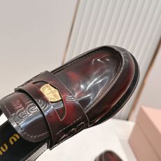 顶级版本 情侣款 MiuMiu/缪缪2026夏季新款·钱币乐福鞋凉鞋 复古老钱风 饰有硬币与压花Miu 顶级版本 情侣款 MiuMiu/缪缪2026夏季新款·钱币乐福鞋凉鞋 复古老钱风 饰有硬币与压花Miu