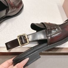 顶级版本 情侣款 MiuMiu/缪缪2026夏季新款·钱币乐福鞋凉鞋 复古老钱风 饰有硬币与压花Miu 顶级版本 情侣款 MiuMiu/缪缪2026夏季新款·钱币乐福鞋凉鞋 复古老钱风 饰有硬币与压花Miu