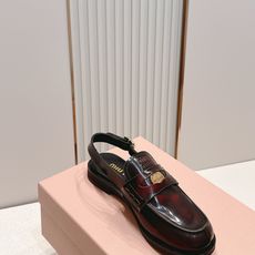 顶级版本 情侣款 MiuMiu/缪缪2026夏季新款·钱币乐福鞋凉鞋 复古老钱风 饰有硬币与压花Miu 顶级版本 情侣款 MiuMiu/缪缪2026夏季新款·钱币乐福鞋凉鞋 复古老钱风 饰有硬币与压花Miu