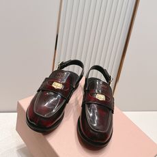 顶级版本 情侣款 MiuMiu/缪缪2026夏季新款·钱币乐福鞋凉鞋 复古老钱风 饰有硬币与压花Miu 顶级版本 情侣款 MiuMiu/缪缪2026夏季新款·钱币乐福鞋凉鞋 复古老钱风 饰有硬币与压花Miu