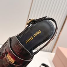 顶级版本 情侣款 MiuMiu/缪缪2026夏季新款·钱币乐福鞋凉鞋 复古老钱风 饰有硬币与压花Miu 顶级版本 情侣款 MiuMiu/缪缪2026夏季新款·钱币乐福鞋凉鞋 复古老钱风 饰有硬币与压花Miu
