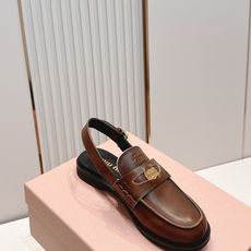 顶级版本 情侣款 MiuMiu/缪缪2026夏季新款·钱币乐福鞋凉鞋 复古老钱风 饰有硬币与压花Miu 顶级版本 情侣款 MiuMiu/缪缪2026夏季新款·钱币乐福鞋凉鞋 复古老钱风 饰有硬币与压花Miu