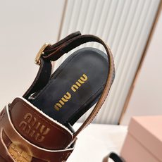 顶级版本 情侣款 MiuMiu/缪缪2026夏季新款·钱币乐福鞋凉鞋 复古老钱风 饰有硬币与压花Miu 顶级版本 情侣款 MiuMiu/缪缪2026夏季新款·钱币乐福鞋凉鞋 复古老钱风 饰有硬币与压花Miu