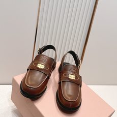 顶级版本 情侣款 MiuMiu/缪缪2026夏季新款·钱币乐福鞋凉鞋 复古老钱风 饰有硬币与压花Miu 顶级版本 情侣款 MiuMiu/缪缪2026夏季新款·钱币乐福鞋凉鞋 复古老钱风 饰有硬币与压花Miu