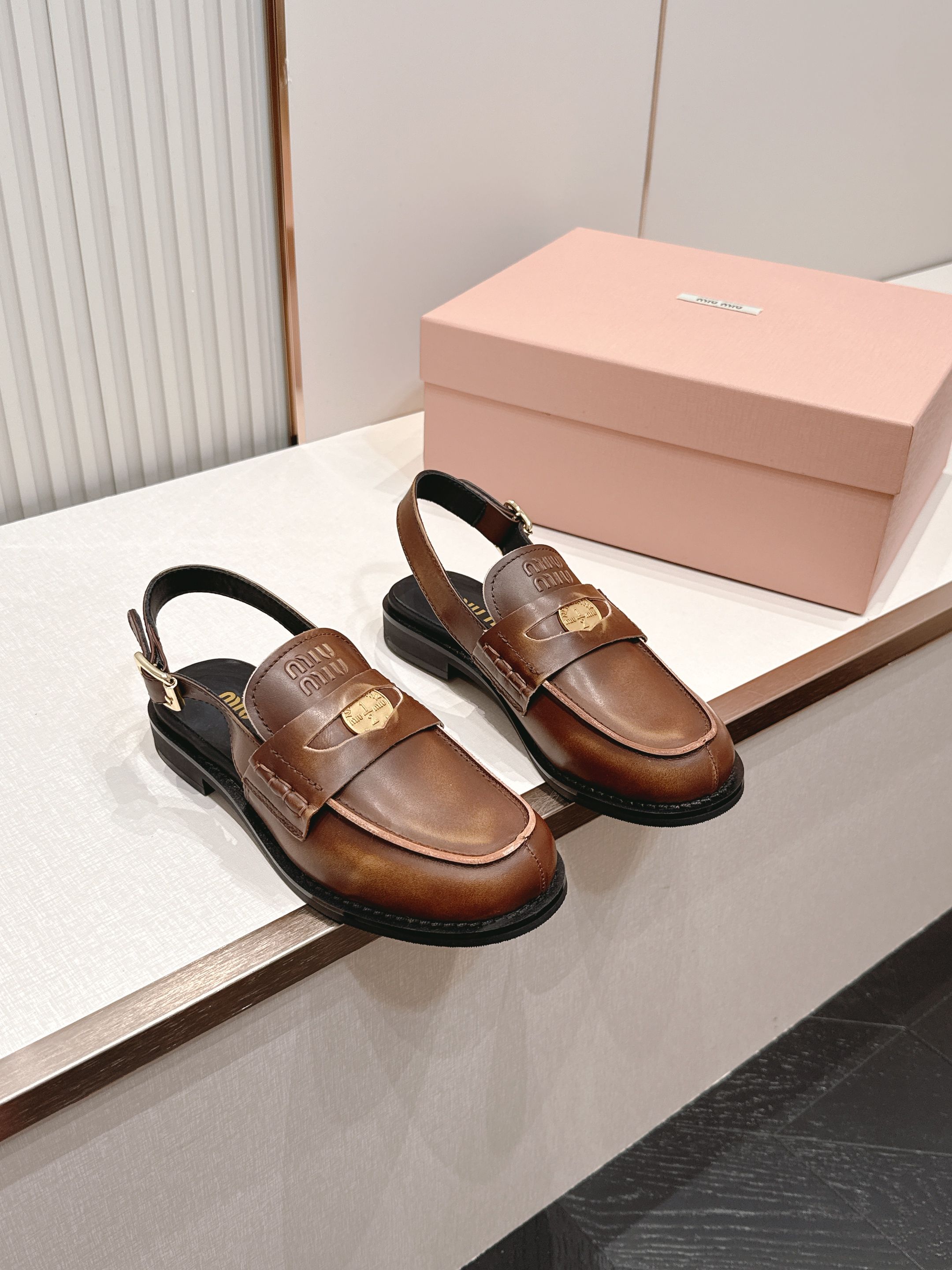顶级版本 情侣款  MiuMiu/缪缪2026夏季新款·钱币乐福鞋凉鞋 复古老钱风 饰有硬币与压花Miu