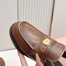 顶级版本 情侣款 MiuMiu/缪缪2026夏季新款·钱币乐福鞋凉鞋 复古老钱风 饰有硬币与压花Miu 顶级版本 情侣款 MiuMiu/缪缪2026夏季新款·钱币乐福鞋凉鞋 复古老钱风 饰有硬币与压花Miu