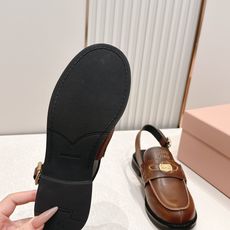 顶级版本 情侣款 MiuMiu/缪缪2026夏季新款·钱币乐福鞋凉鞋 复古老钱风 饰有硬币与压花Miu 顶级版本 情侣款 MiuMiu/缪缪2026夏季新款·钱币乐福鞋凉鞋 复古老钱风 饰有硬币与压花Miu