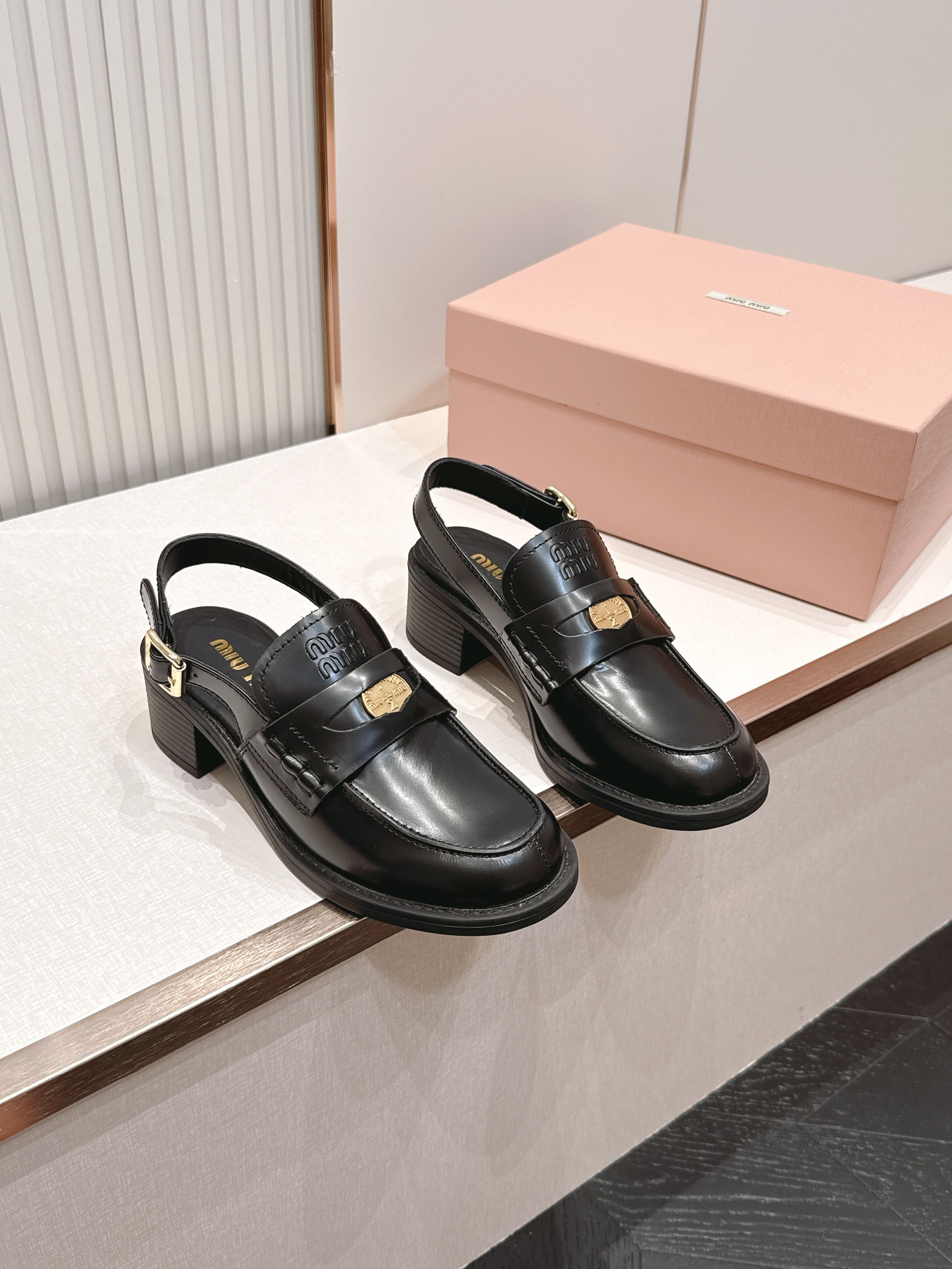 NO:873757,Top version MiuMiu/Miu Miu 2026 new summer style high-heeled coin loafer sandals, retro old money style, decorated with coins and embossed Miu logo, showing a unique classic style. The toe cap is decorated with leather straps and logo-engraved metal coins~ The upper foot is very comfortable and super stable. The combination can be salty or sweet (ZP developed hardware, customized colors) Customized retro cowhide leather upper, imported sheepskin lining, ZP molded rubber outsole  Size 36*45 (customized for women 40.45) (full package), loafers and sandals, miumiu, loafers, sandals, cowhide, sheepskin19860909顶级版本 情侣款 MiuMiu/缪缪2026夏季新款·高跟钱币乐福鞋凉鞋 复古老钱风 饰有硬币与压花Miu徽标,彰显别具一格的经典格调.鞋头盖点缀皮革饰带与徽标雕花金属硬币～ 上脚非常舒服超级稳·搭配还是可咸可甜（ZP开发五金、订制颜色） 鞋面定制复古牛皮面 内里进口羊皮 鞋底ZP开模橡胶大底 码数36*45（女40.45定制）（全套包装）,乐福鞋凉鞋,miumiu,loafers,sandals,cowhide,sheepskin,Women's Shoes