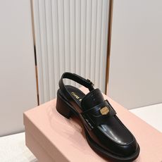 顶级版本 情侣款 MiuMiu/缪缪2026夏季新款·高跟钱币乐福鞋凉鞋 复古老钱风 饰有硬币与压花M 顶级版本 情侣款 MiuMiu/缪缪2026夏季新款·高跟钱币乐福鞋凉鞋 复古老钱风 饰有硬币与压花M