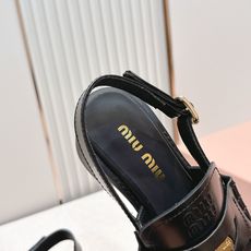 顶级版本 情侣款 MiuMiu/缪缪2026夏季新款·高跟钱币乐福鞋凉鞋 复古老钱风 饰有硬币与压花M 顶级版本 情侣款 MiuMiu/缪缪2026夏季新款·高跟钱币乐福鞋凉鞋 复古老钱风 饰有硬币与压花M