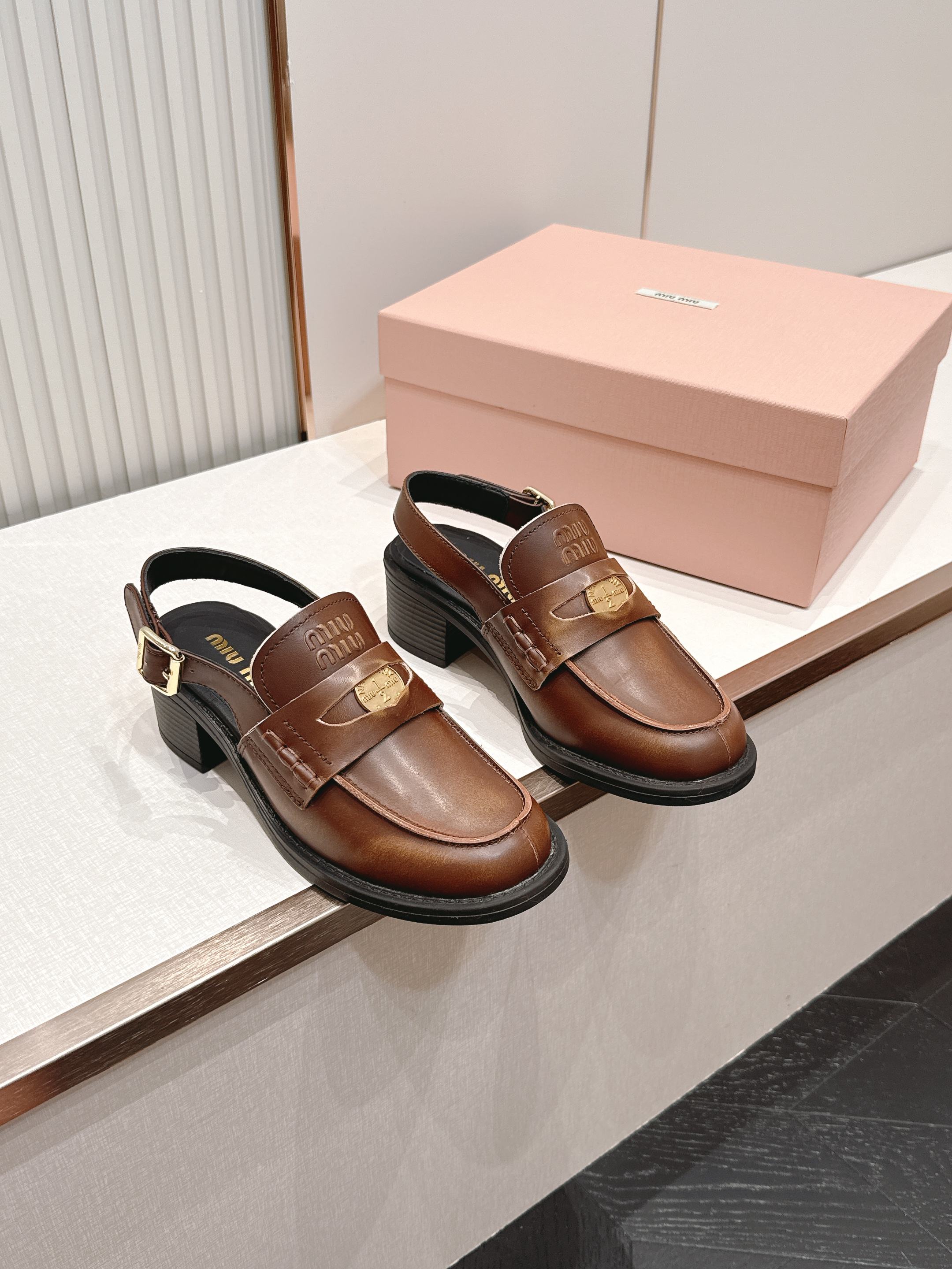 顶级版本 情侣款  MiuMiu/缪缪2026夏季新款·高跟钱币乐福鞋凉鞋 复古老钱风 饰有硬币与压花M