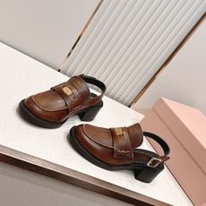 顶级版本 情侣款 MiuMiu/缪缪2026夏季新款·高跟钱币乐福鞋凉鞋 复古老钱风 饰有硬币与压花M 顶级版本 情侣款 MiuMiu/缪缪2026夏季新款·高跟钱币乐福鞋凉鞋 复古老钱风 饰有硬币与压花M