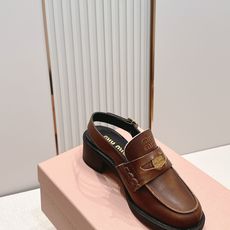顶级版本 情侣款 MiuMiu/缪缪2026夏季新款·高跟钱币乐福鞋凉鞋 复古老钱风 饰有硬币与压花M 顶级版本 情侣款 MiuMiu/缪缪2026夏季新款·高跟钱币乐福鞋凉鞋 复古老钱风 饰有硬币与压花M