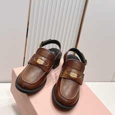 顶级版本 情侣款 MiuMiu/缪缪2026夏季新款·高跟钱币乐福鞋凉鞋 复古老钱风 饰有硬币与压花M 顶级版本 情侣款 MiuMiu/缪缪2026夏季新款·高跟钱币乐福鞋凉鞋 复古老钱风 饰有硬币与压花M
