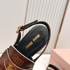顶级版本 情侣款 MiuMiu/缪缪2026夏季新款·高跟钱币乐福鞋凉鞋 复古老钱风 饰有硬币与压花M 顶级版本 情侣款 MiuMiu/缪缪2026夏季新款·高跟钱币乐福鞋凉鞋 复古老钱风 饰有硬币与压花M