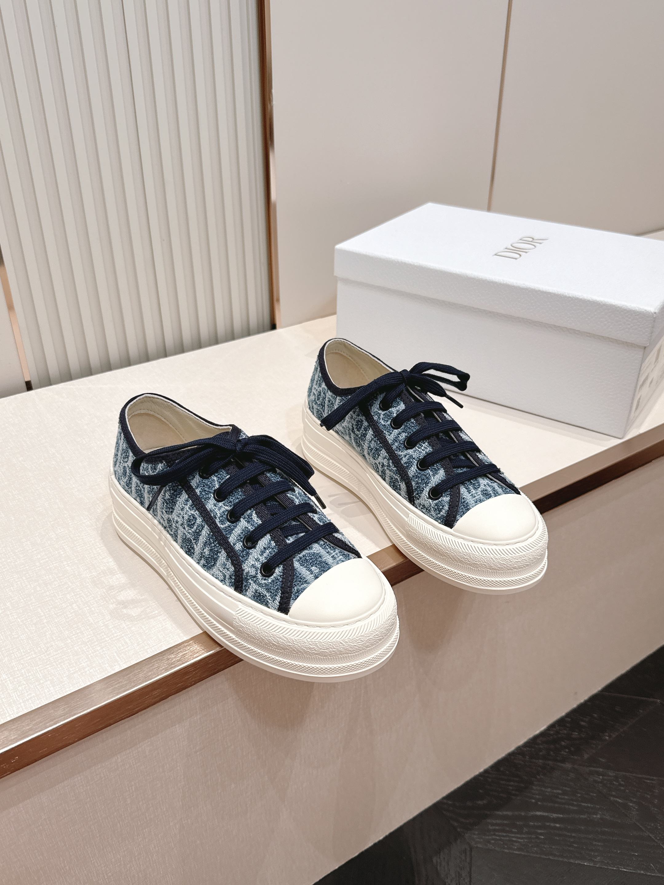 NO:873836,2026 latest color series!  Top version Dior Dior Walk'n series Presbyopia Embroidery Thick-soled canvas shoes Casual shoes Brand new upgrade Original purchase, development and production This Walk'n'Dior thick-soled sneaker is a fashionable item that enhances the style of the series. Oblique printed cotton embroidered upper, with comfortable thick sole, tongue and Christian Dior Paris logo laces. It can add fashionable temperament to all kinds of casual looks. Fabric: Original customized imported Oblique printed embroidery  Lining: Imported soft sheepskin lining Outsole: Original exclusive molded TPU material Sole thickness: 4.5CM Size: Women's 35-40, casual shoes/sports shoes, dior, dior, sneakers, sheepskin198609092026最新色系！ 顶级版本  Dior迪奥Walk'n系列 老花 刺绣 厚底帆布鞋 休闲鞋 全新升级 原版购入开发 做货 这款 Walk'n'Dior 厚底运动鞋是一款时尚单品,提升该系列的格调.Oblique 印花棉质刺绣鞋面,搭配舒适厚底、鞋舌和 Christian Dior Paris 标志鞋带.可为各式休闲造型增添时髦气质 面料: 原版定制进口Oblique 印花刺绣 内里: 进口柔软羊皮里 大底: 原版独家开模TPU材质 底厚: 4.5CM Size: 女款35-40,休闲鞋/运动鞋,dior,dior,sneakers,sheepskin,Women's Shoes
