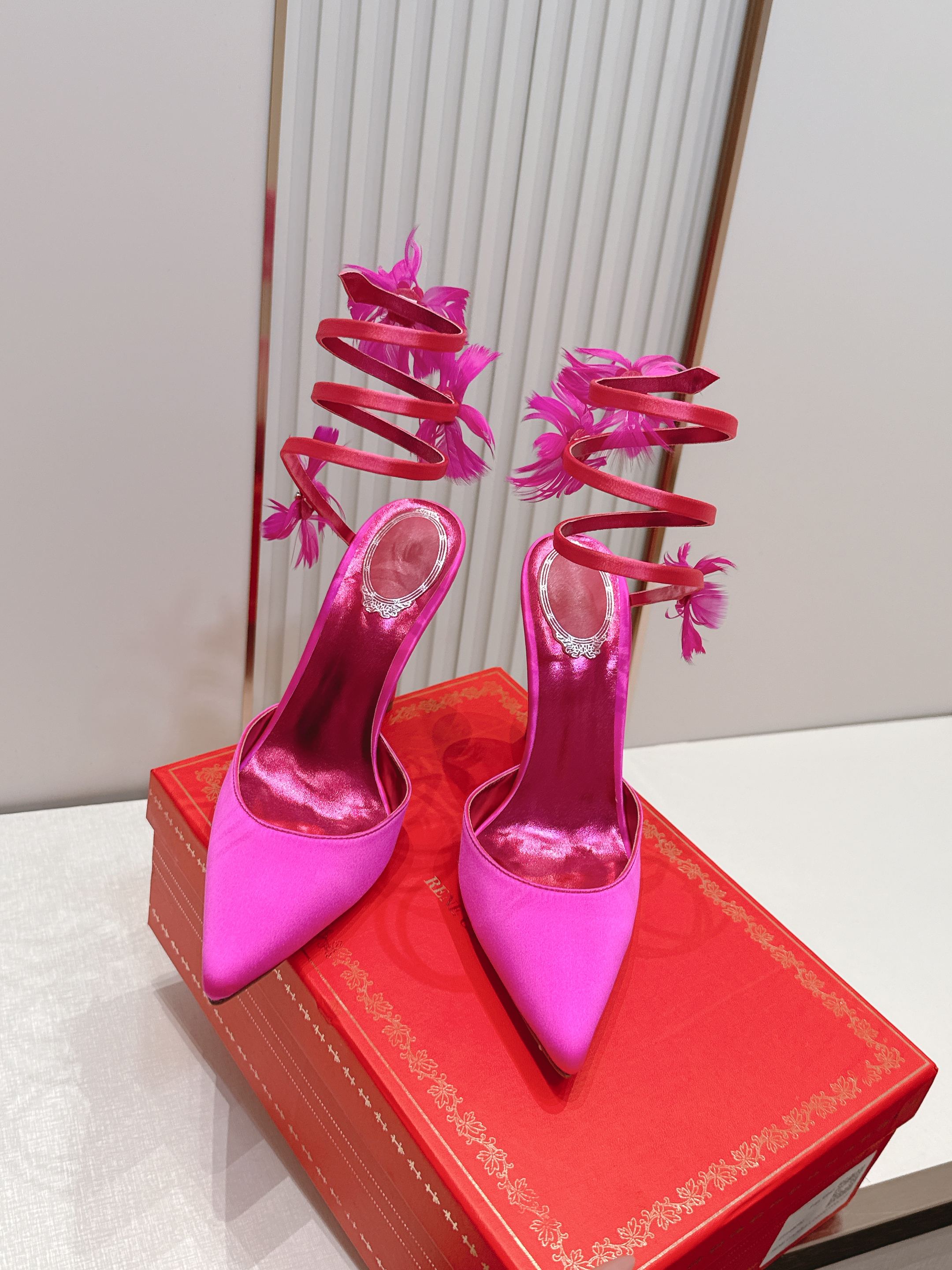 代购级Rene Caovilla 26/夏季新款 绸缎尖头细跟高跟鞋👠 Rene Caovilla这款高