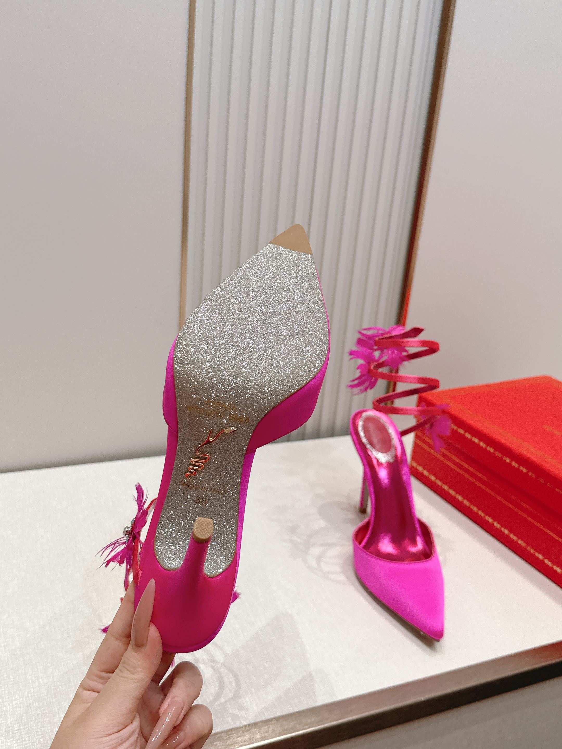代购级Rene Caovilla 26/夏季新款 绸缎尖头细跟高跟鞋👠 Rene Caovilla这款高