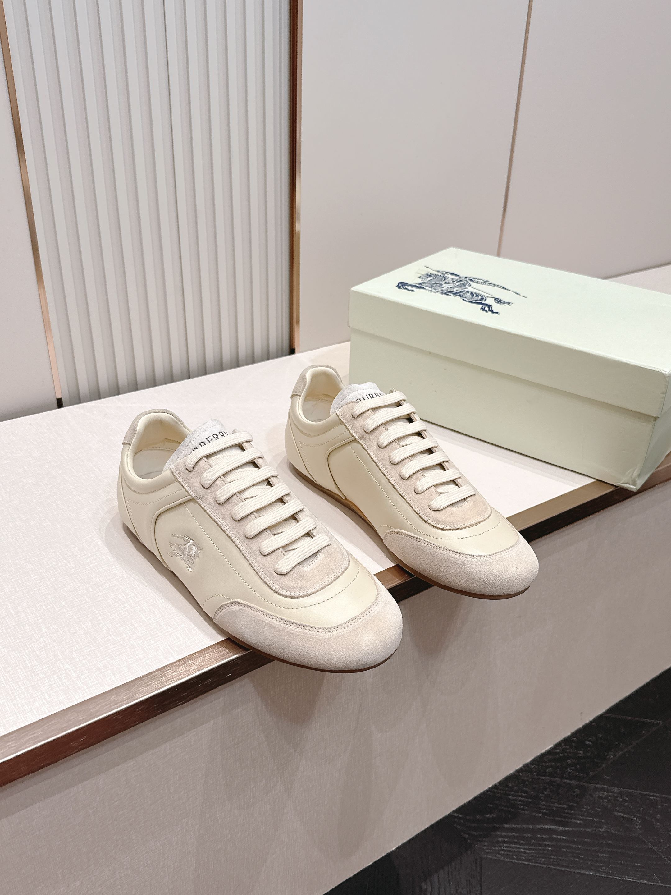 顶版  男士+10Burberry 巴宝莉 2026最新休闲 德训鞋 一款看着温柔又舒服的德训鞋继202