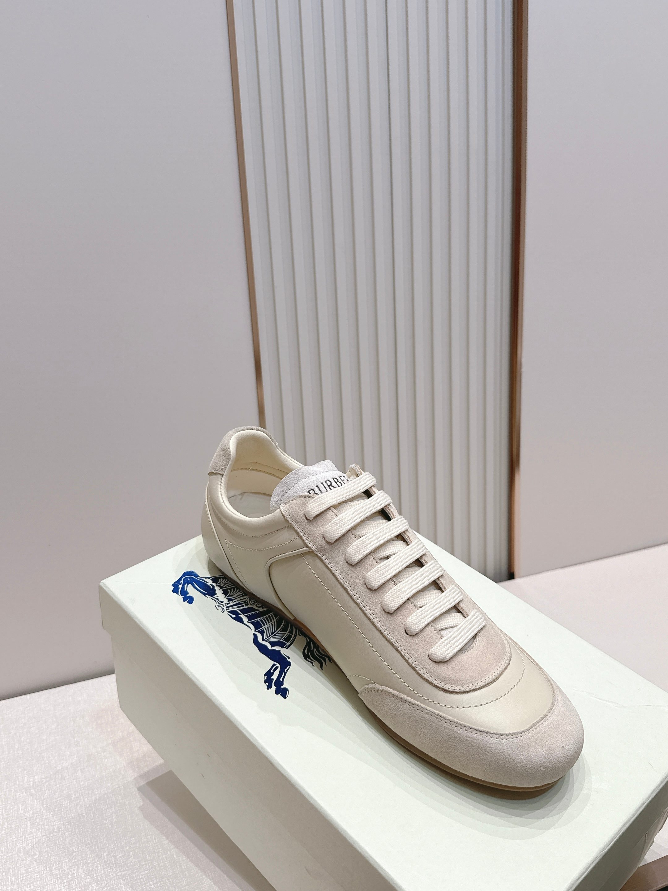 顶版  男士+10Burberry 巴宝莉 2026最新休闲 德训鞋 一款看着温柔又舒服的德训鞋继202