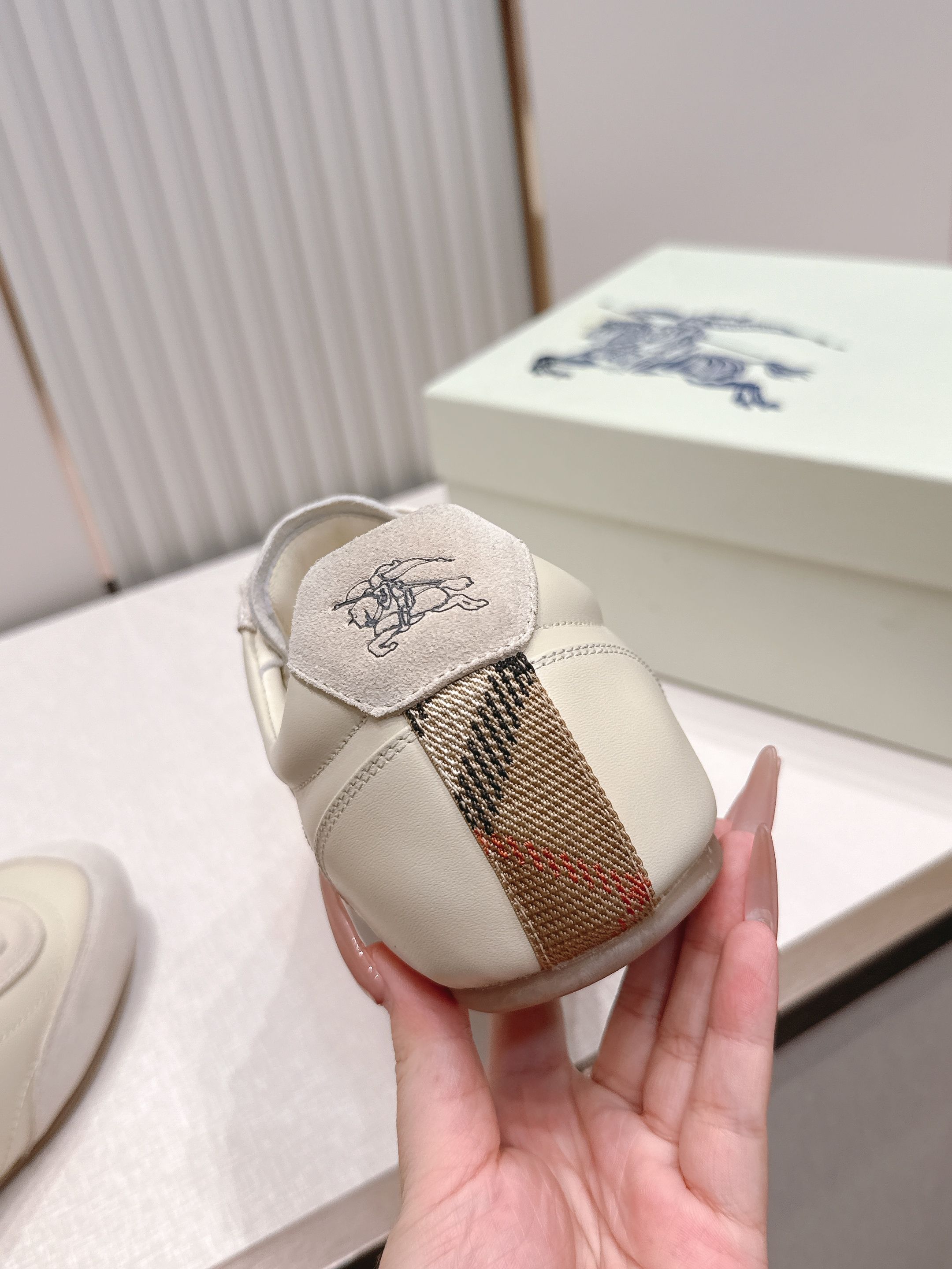 顶版  男士+10Burberry 巴宝莉 2026最新休闲 德训鞋 一款看着温柔又舒服的德训鞋继202