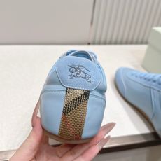 顶版 男士+10Burberry 巴宝莉 2026最新休闲 德训鞋 一款看着温柔又舒服的德训鞋继202 顶版 男士+10Burberry 巴宝莉 2026最新休闲 德训鞋 一款看着温柔又舒服的德训鞋继202
