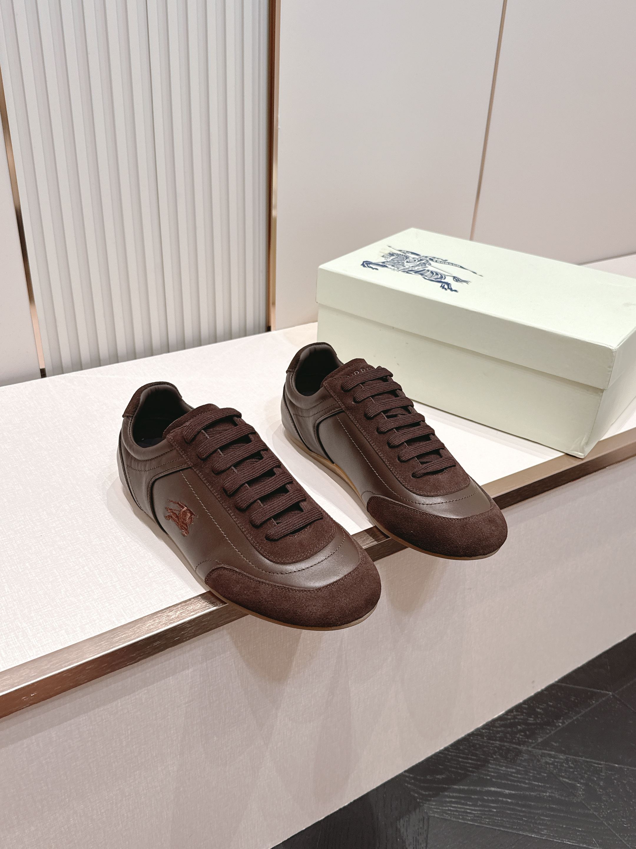 顶版  男士+10Burberry 巴宝莉 2026最新休闲 德训鞋 一款看着温柔又舒服的德训鞋继202