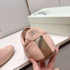 顶版 男士+10Burberry 巴宝莉 2026最新休闲 德训鞋 一款看着温柔又舒服的德训鞋继202 顶版 男士+10Burberry 巴宝莉 2026最新休闲 德训鞋 一款看着温柔又舒服的德训鞋继202