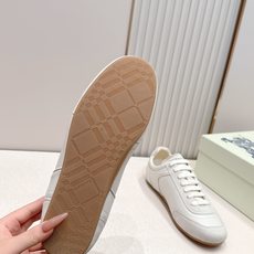 顶版 男士+10Burberry 巴宝莉 2026最新休闲 德训鞋 一款看着温柔又舒服的德训鞋继202 顶版 男士+10Burberry 巴宝莉 2026最新休闲 德训鞋 一款看着温柔又舒服的德训鞋继202