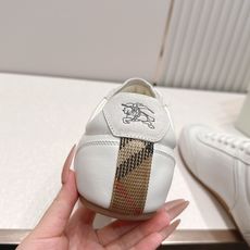 顶版 男士+10Burberry 巴宝莉 2026最新休闲 德训鞋 一款看着温柔又舒服的德训鞋继202 顶版 男士+10Burberry 巴宝莉 2026最新休闲 德训鞋 一款看着温柔又舒服的德训鞋继202