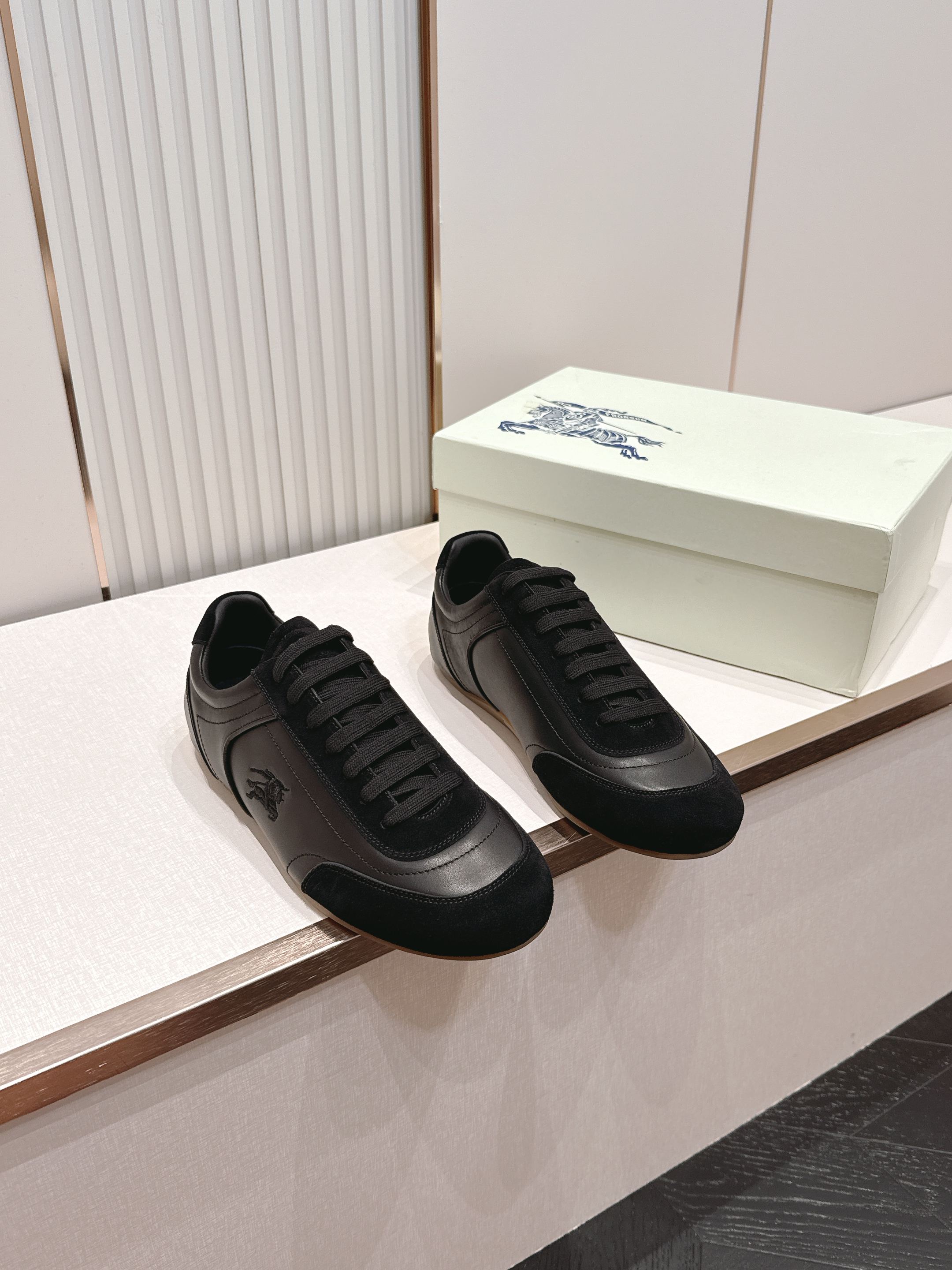 顶版  男士+10Burberry 巴宝莉 2026最新休闲 德训鞋 一款看着温柔又舒服的德训鞋继202