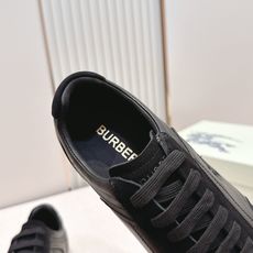 顶版 男士+10Burberry 巴宝莉 2026最新休闲 德训鞋 一款看着温柔又舒服的德训鞋继202 顶版 男士+10Burberry 巴宝莉 2026最新休闲 德训鞋 一款看着温柔又舒服的德训鞋继202
