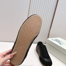顶版 男士+10Burberry 巴宝莉 2026最新休闲 德训鞋 一款看着温柔又舒服的德训鞋继202 顶版 男士+10Burberry 巴宝莉 2026最新休闲 德训鞋 一款看着温柔又舒服的德训鞋继202