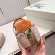 顶版 男士+10Burberry 巴宝莉 2026最新休闲 德训鞋 一款看着温柔又舒服的德训鞋继202 顶版 男士+10Burberry 巴宝莉 2026最新休闲 德训鞋 一款看着温柔又舒服的德训鞋继202