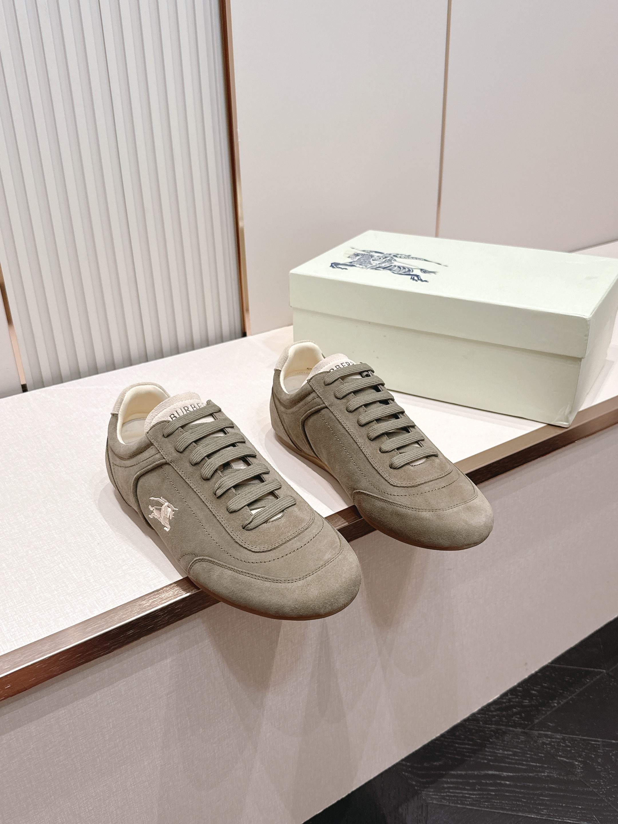 顶版  男士+10Burberry 巴宝莉 2026最新休闲 德训鞋 一款看着温柔又舒服的德训鞋继202
