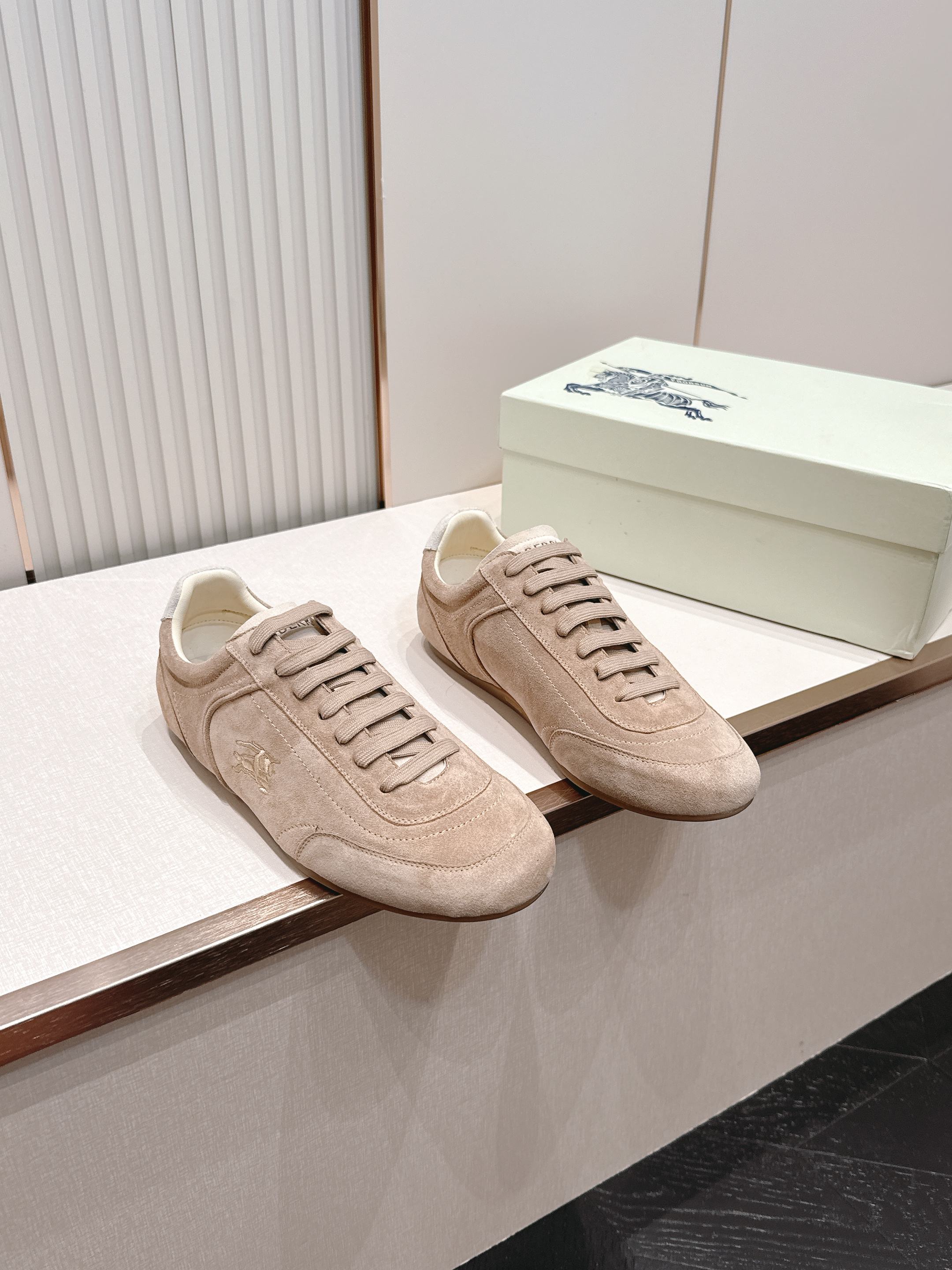 顶版  男士+10Burberry 巴宝莉 2026最新休闲 德训鞋 一款看着温柔又舒服的德训鞋继202