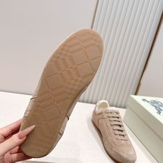 顶版 男士+10Burberry 巴宝莉 2026最新休闲 德训鞋 一款看着温柔又舒服的德训鞋继202 顶版 男士+10Burberry 巴宝莉 2026最新休闲 德训鞋 一款看着温柔又舒服的德训鞋继202