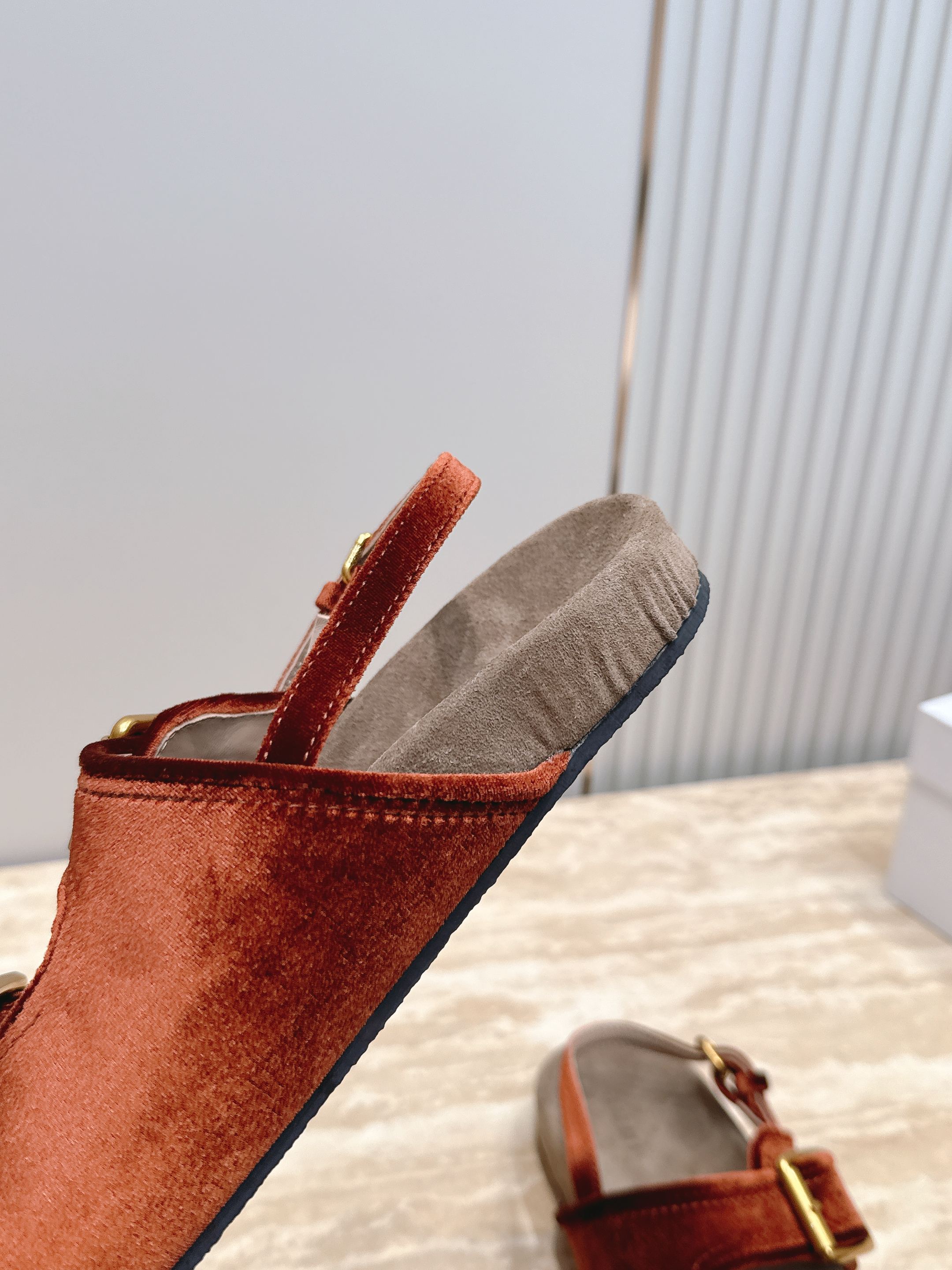 IMMI小众潮牌26vs春夏最新凉鞋系列… 马卡龙色系. 眼前一亮又一亮.呼声超超超级高的彩色，自带沙滩