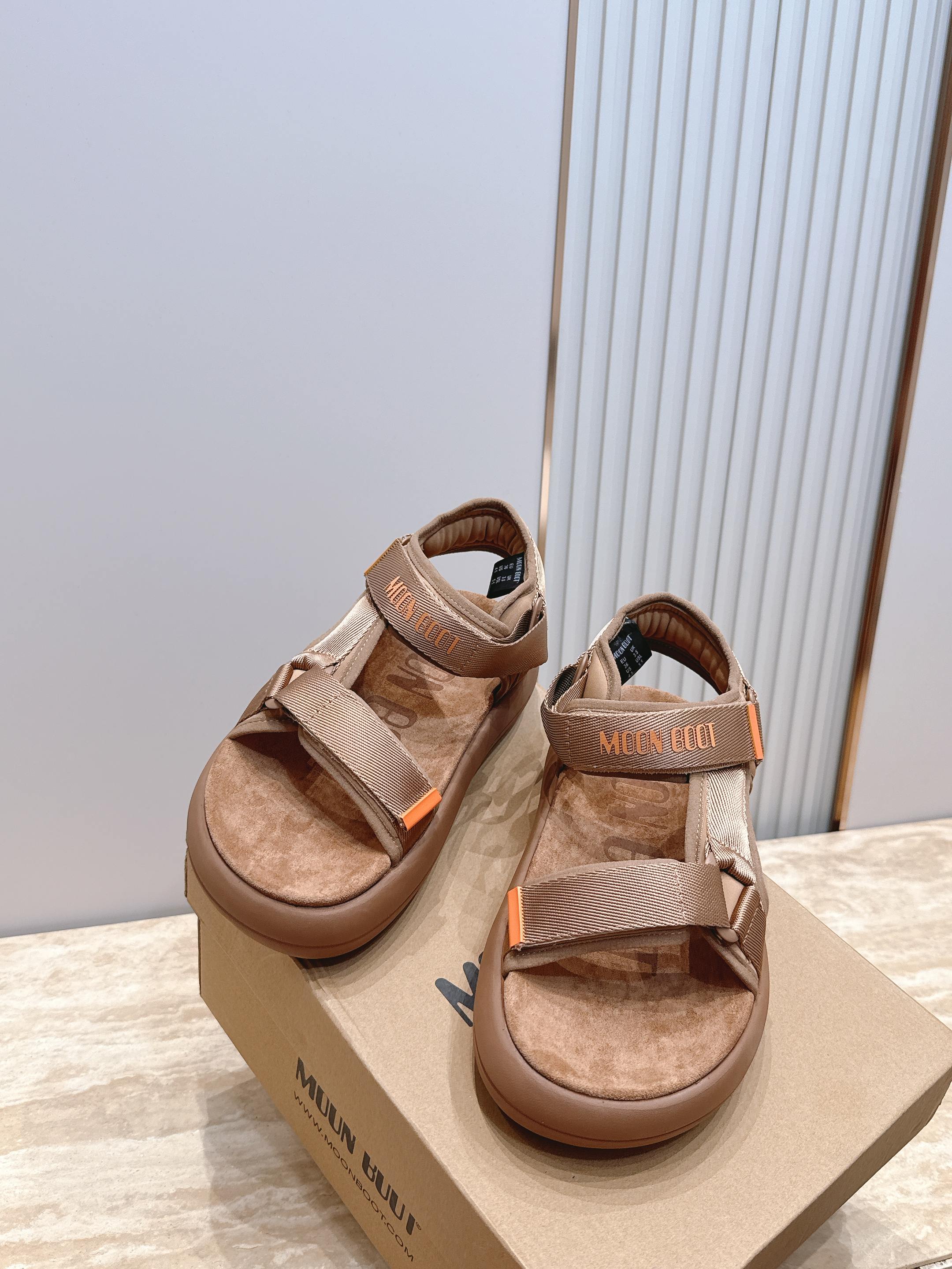 MOON BOOT  夏日多巴胺  沙滩凉鞋 风卷着青草与花香漫过来蝉鸣轻轻响起 *(⑅ↁ́ᴗↁ́⑅)♡