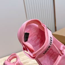 MOON BOOT 夏日多巴胺 沙滩凉鞋 风卷着青草与花香漫过来蝉鸣轻轻响起 *(⑅ↁ́ᴗↁ́⑅)♡ MOON BOOT 夏日多巴胺 沙滩凉鞋 风卷着青草与花香漫过来蝉鸣轻轻响起 *(⑅ↁ́ᴗↁ́⑅)♡