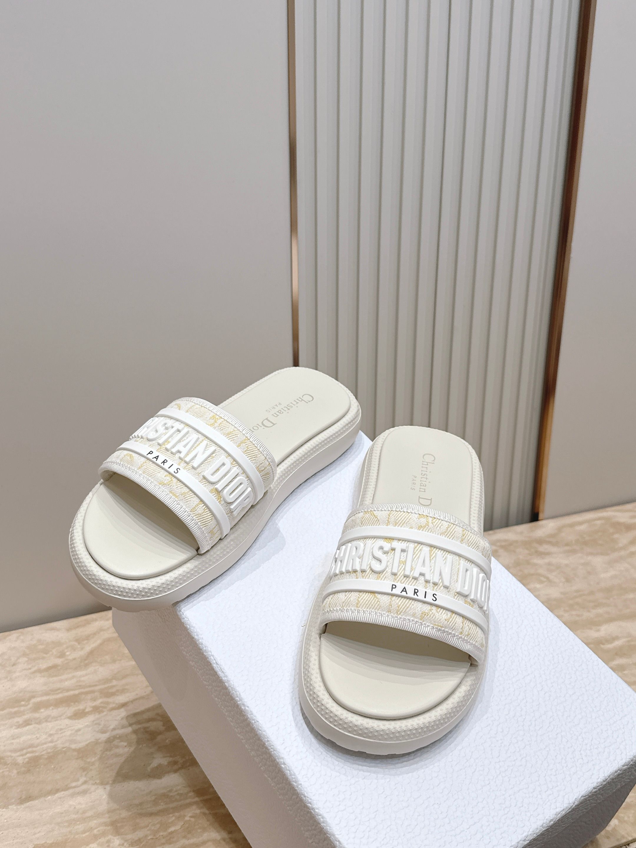 Dior 迪奥 26春夏新款 IVIETA DWAY 一字拖CD字母logo立体刺绣厚底圆头露趾拖鞋 原